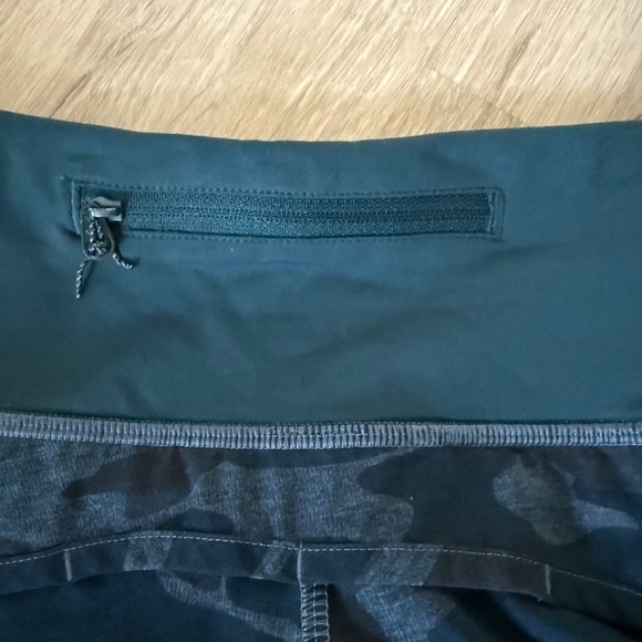 lululemon Women’s Hottie Hot Low Rise 2.5” Blue Camo Short Size 4 - Picture 5 of 7